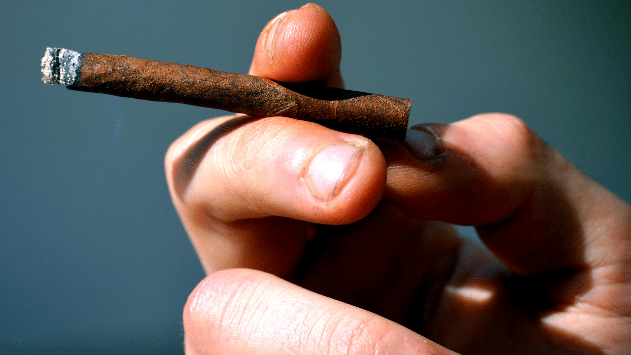 9 Symptoms of Chain Smoking—and How to Support Your Lungs Naturally